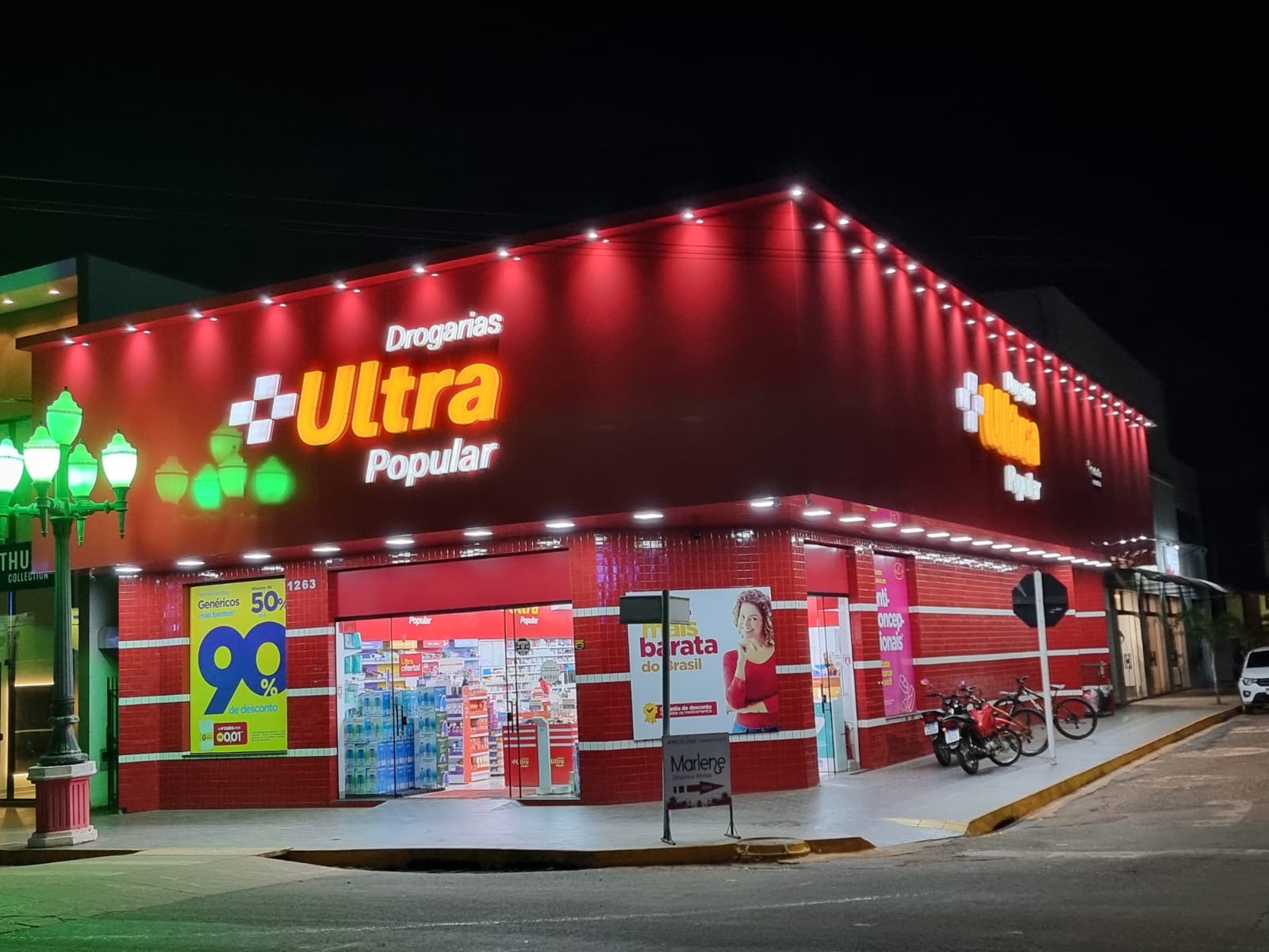 Fachada iluminada da Drogaria Ultrapopular