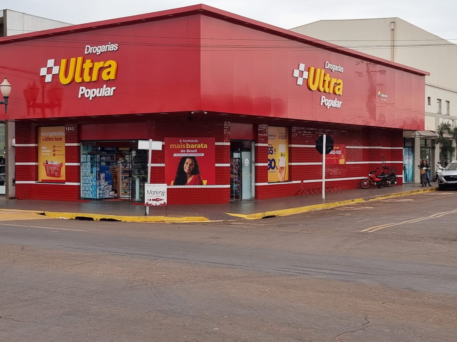 Fachada da Drogaria Ultrapopular durante o dia