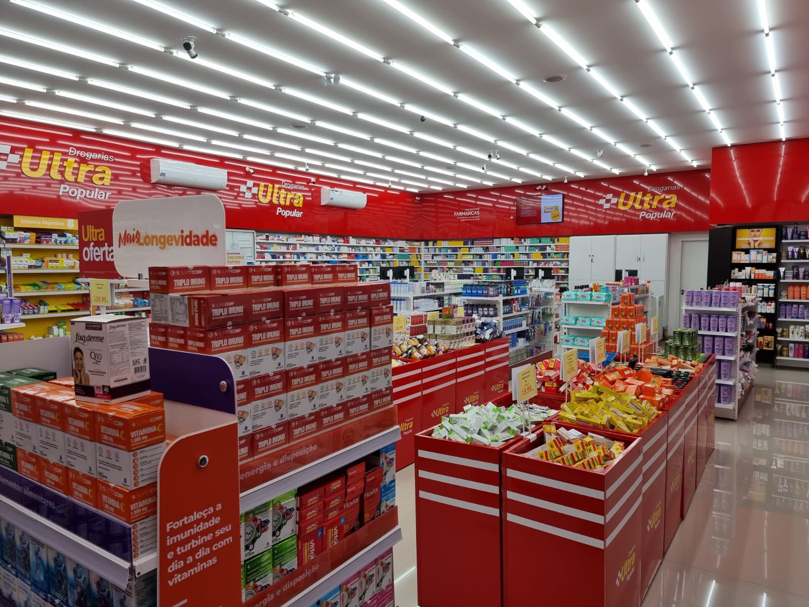 Prateleiras com medicamentos e suplementos