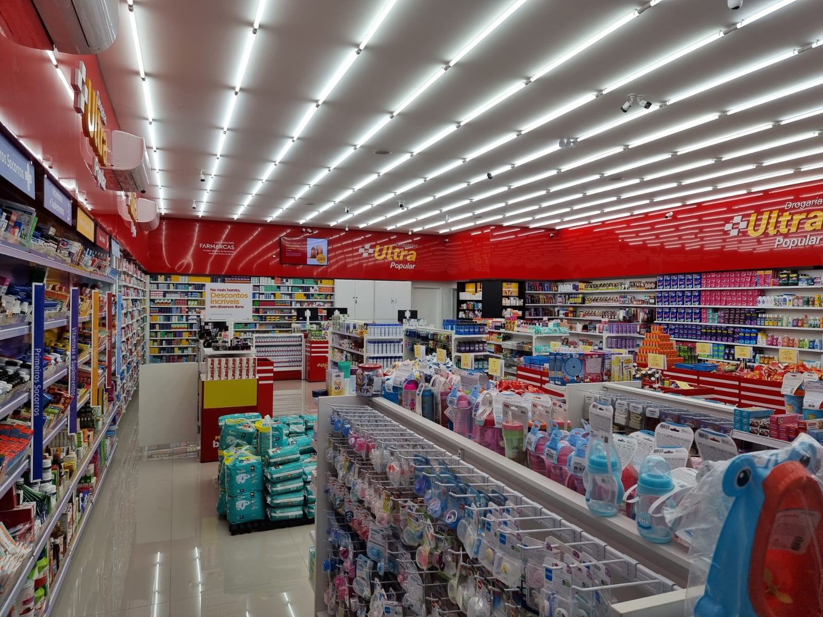 Setor interno com produtos infantis e medicamentos